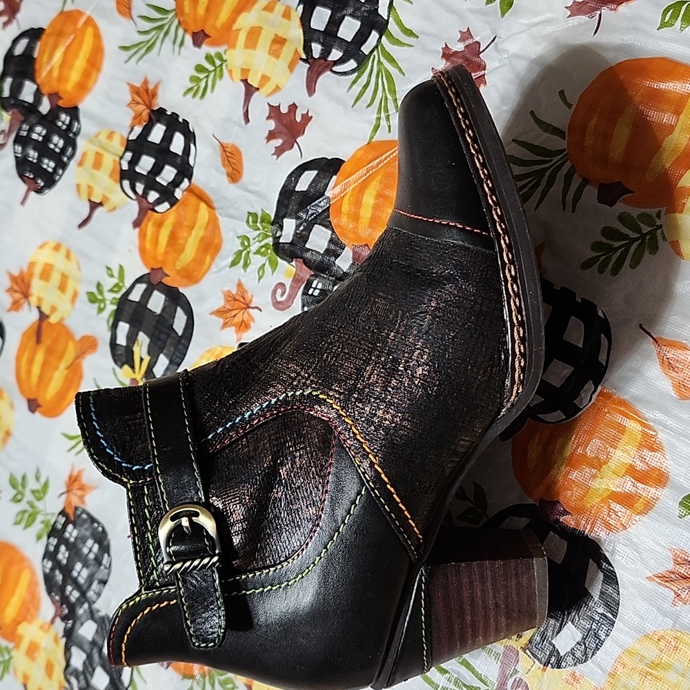 L'artiste Captivate Booties